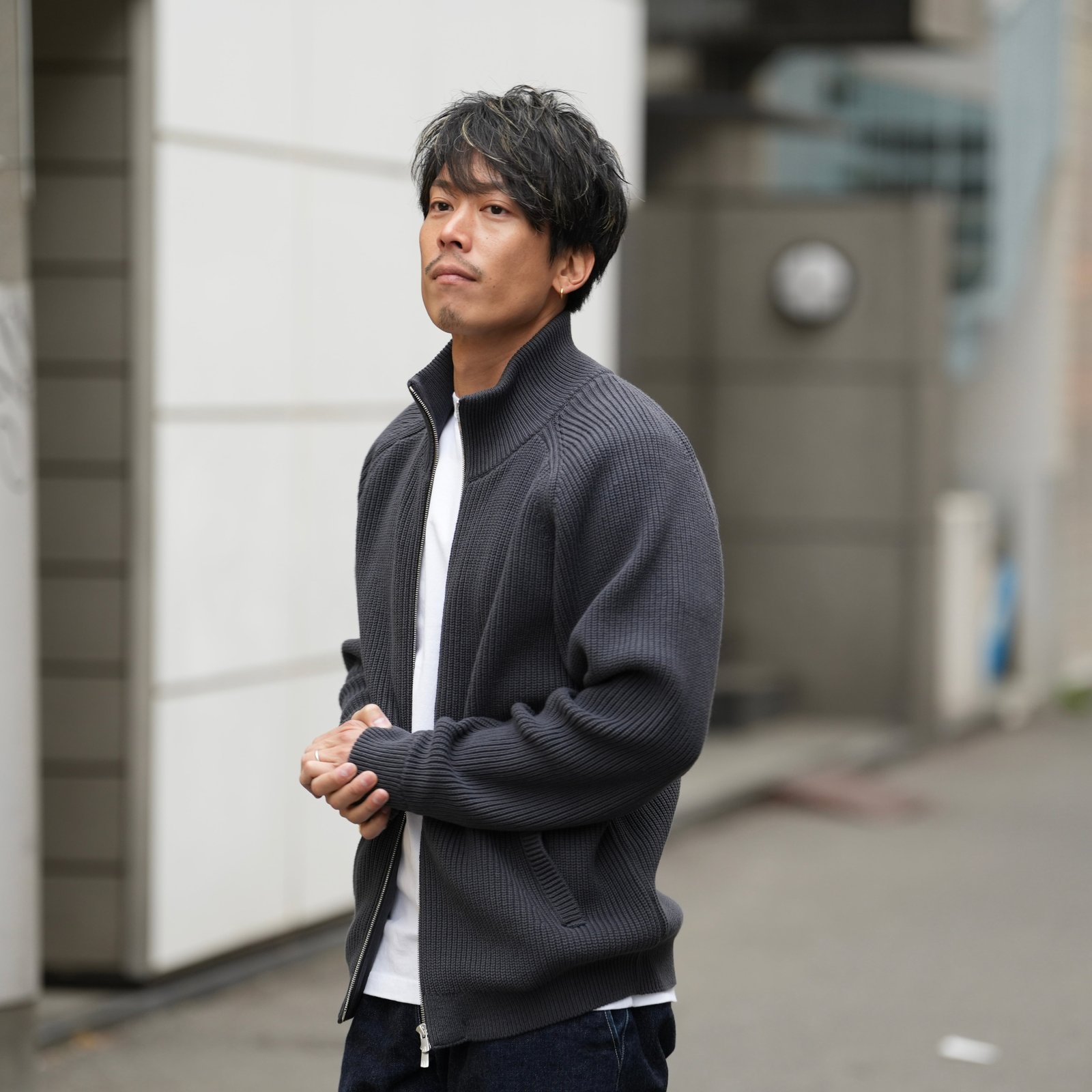 休日のOFFも、仕事のONも。大人の「ドライバーズニット」 | 「Japan