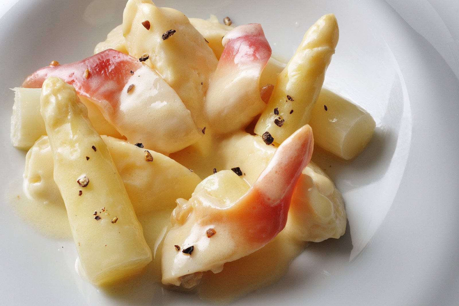 リゾナーレトマム】春に旬を迎えるアスパラガスと、北海道の海の幸を