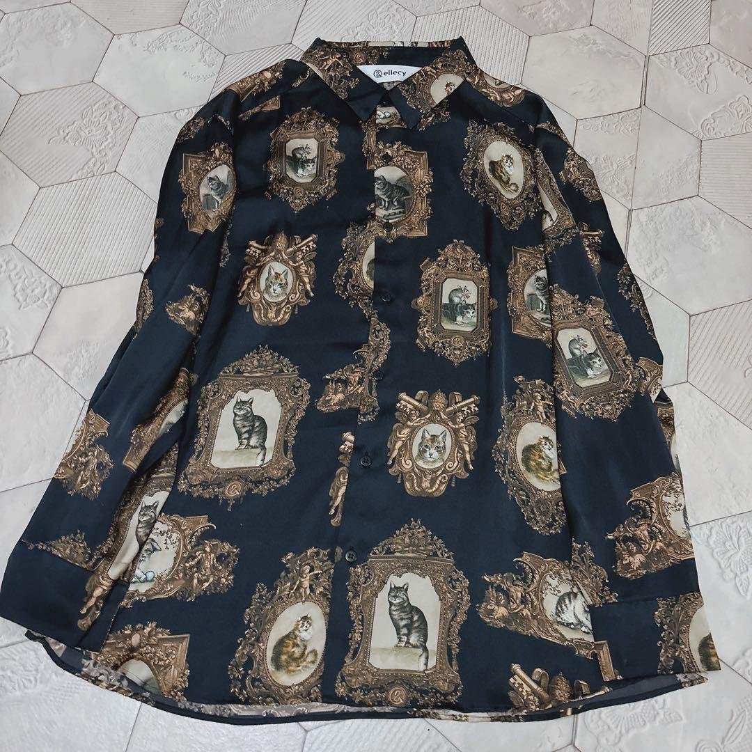 &ellecy ネコフレームシャツ　長袖　ブラック 黒猫が寝そべるモノトーンバイカラーシャツ E00306 | EMMA GRAND
